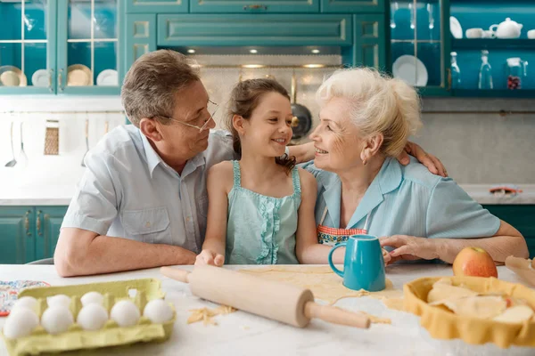 Los Abuelos Abrazan Encantadora Nieta Pasteles Familiares Juntos Cocina — Foto de Stock