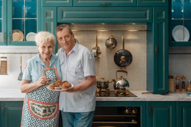 Mutfakta yaşlı bir çift var.