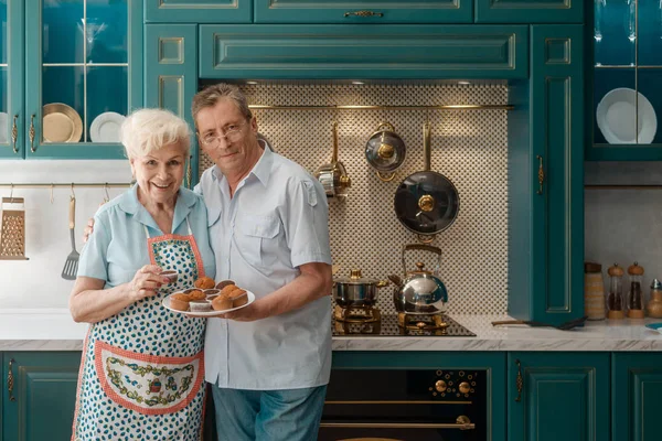 Senioren paar in de keuken — Stockfoto