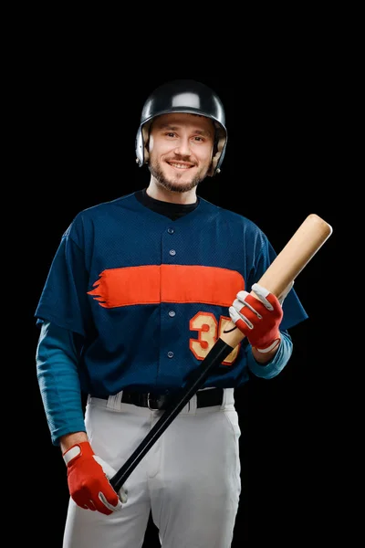 Jogador de beisebol sorrindo segurando morcego — Fotografia de Stock