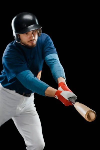 Jogador de beisebol batendo uma bola — Fotografia de Stock