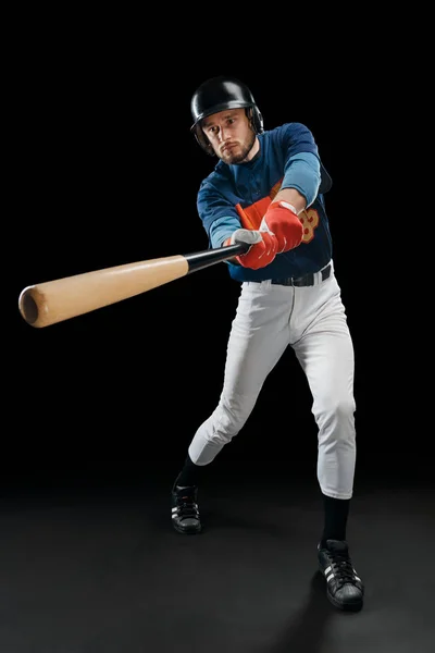 Baseballspieler schlägt einen Ball — Stockfoto