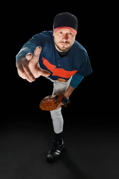 Pitcher wirft einen Fastball — Stockfoto