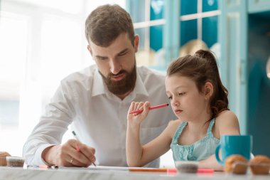 Babası kızı ev ödevlerinde yardımcı olur