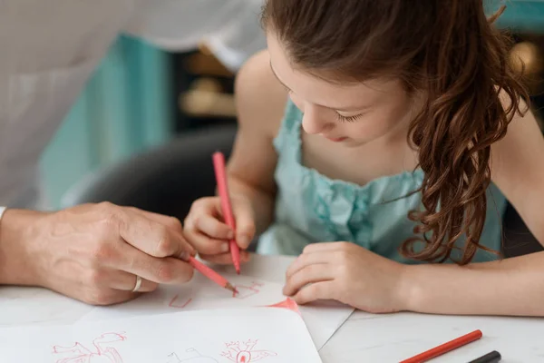 어린 소녀는 그림 그리기 — 스톡 사진
