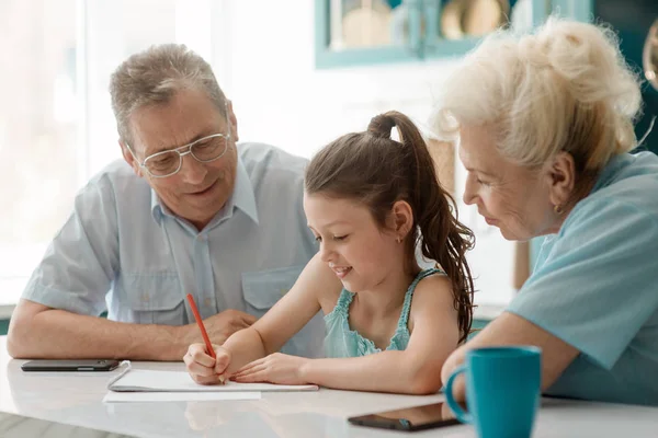 Little lady drawing a picture — Stock Photo, Image