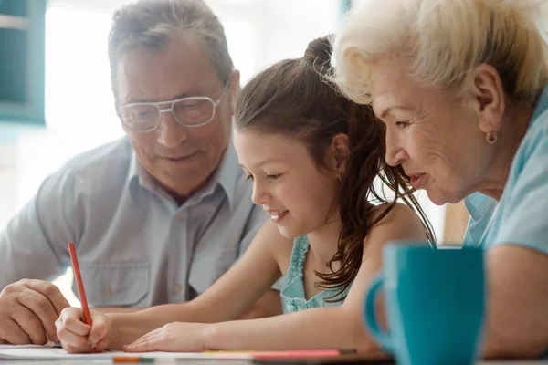 Happy girl drawing a picture — Stock Photo, Image