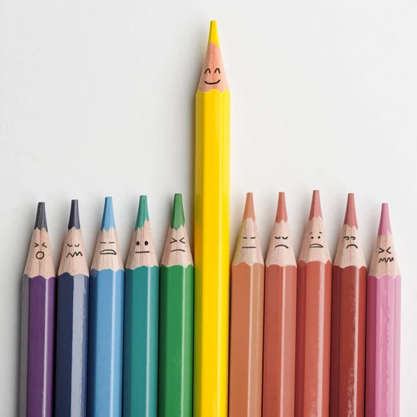 Цветные карандаши с улыбками — стоковое фото