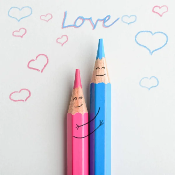 Lápices Colores Abrazándose Sonriendo Corazones Desenvainados Concepto Creativo Del Amor —  Fotos de Stock