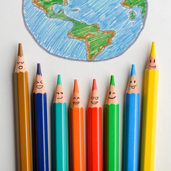행복 한 연필 그린 지구 — 스톡 사진