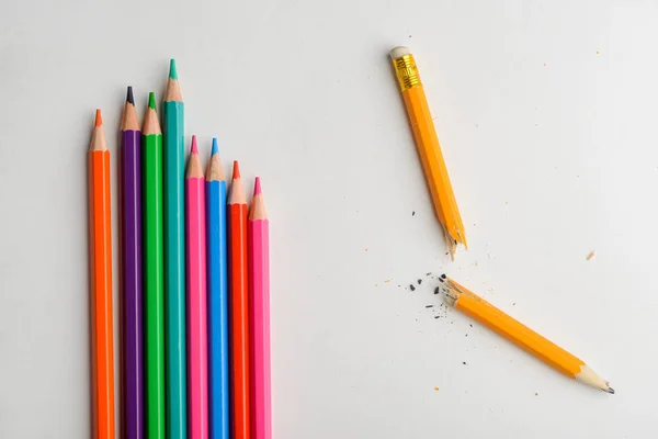 색된 크레용과 부러진된 연필 — 스톡 사진