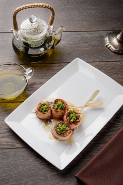 Som balığı şiş pastırma sarılmış