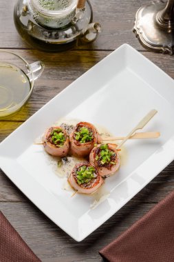 Şişleri somon pastırma sarılmış