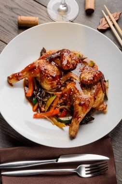 sebzeli tavuk ve sos.