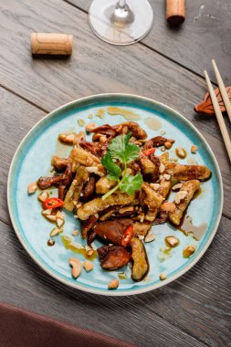 Ahşap masa üzerinde Tavuk salatası