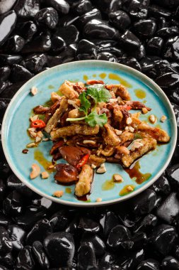 Kızarmış tavuk salatası patlıcan ile