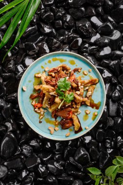 Tavuklu salata tabağı