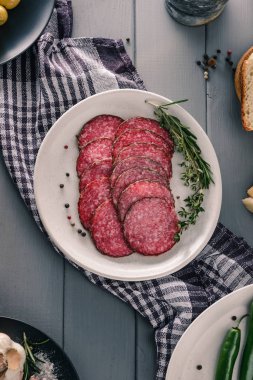 Salam dilimleri otlar ile hizmet