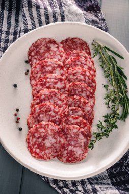 Salam dilimleri ile baharat