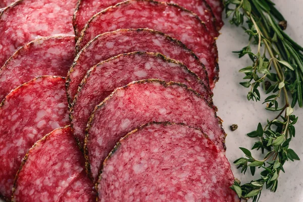 Close-up op plakjes salami — Stockfoto