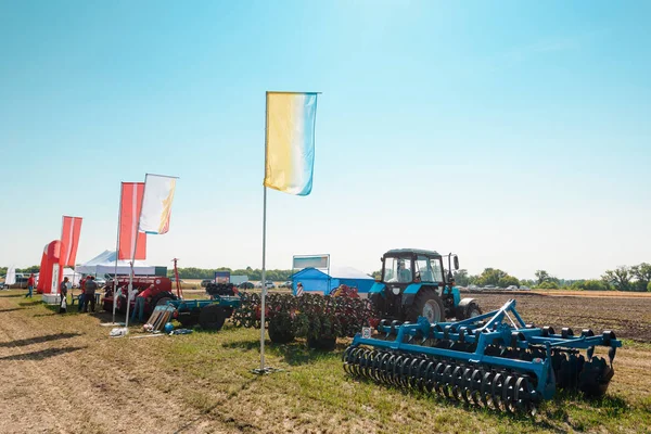 Nákladní automobily a tažené jednotky — Stock fotografie