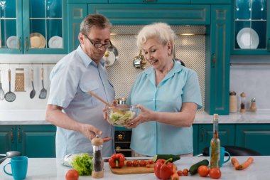 Yaşlı çift bir yemek pişirme