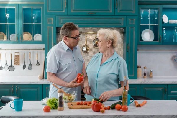 Vecchio coppia parla mentre cucina — Foto Stock