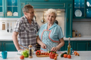 Mutfak mutlu eski Çift.