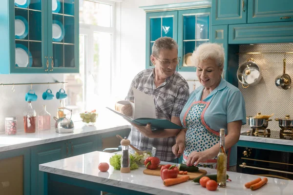 Grootouders samen koken — Stockfoto