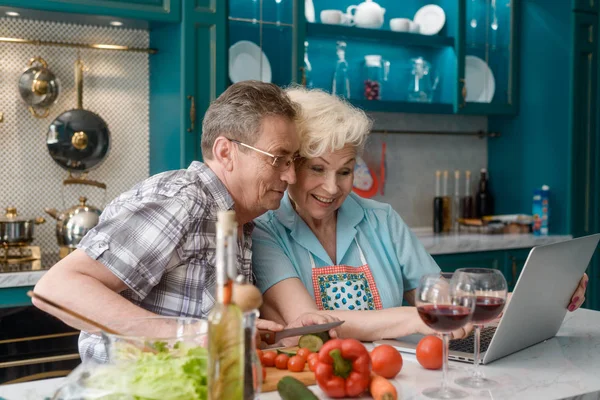 Ouderen echtgenoten in keuken — Stockfoto