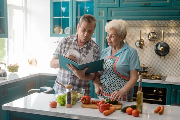 Senior pareja cocinando una comida — Foto de Stock