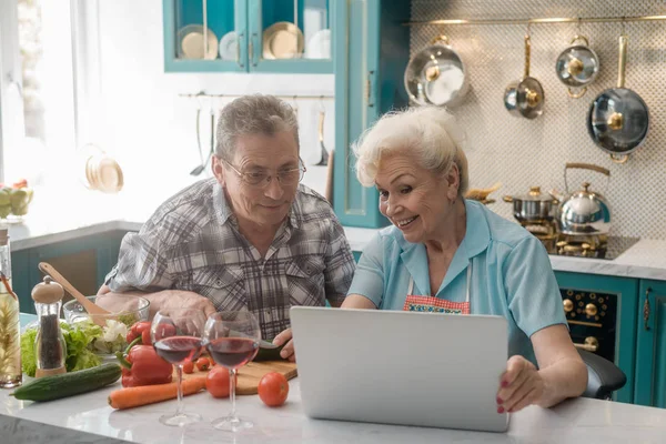 Pareja mayor preparando comida — Foto de Stock