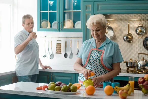 Grootmoeder knijpen een sinaasappel — Stockfoto
