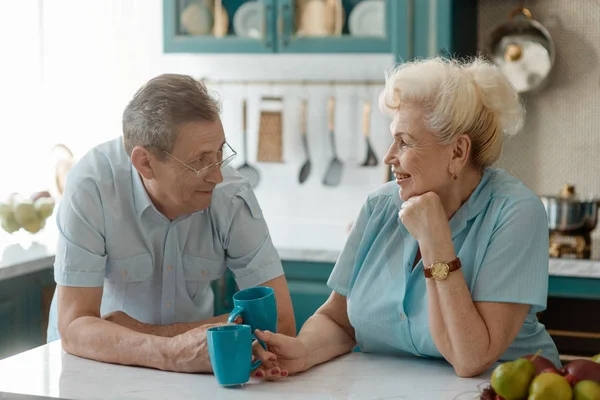 Abuelos tomando té y hablando — Foto de Stock