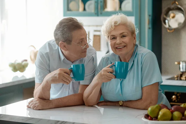 Felices abuelos tomando té juntos — Foto de Stock