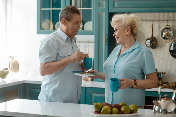 Coppia in pensione che fa colazione — Foto Stock