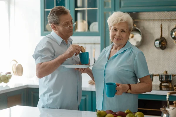 Moglie che serve tè prima colazione — Foto Stock