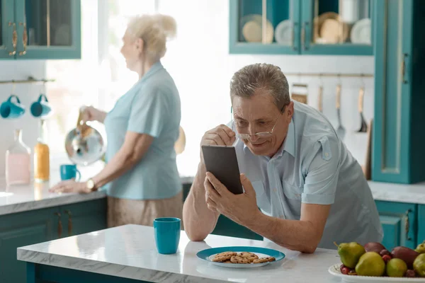 Nonno guardando video divertenti — Foto Stock