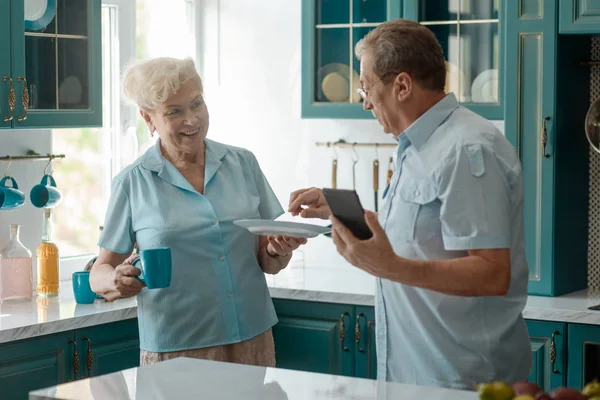 Großeltern reden in der Küche — Stockfoto