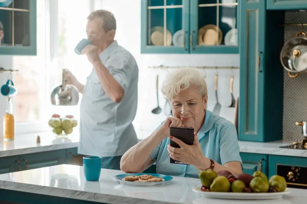 Nonna utilizzando un telefono cellulare — Foto Stock