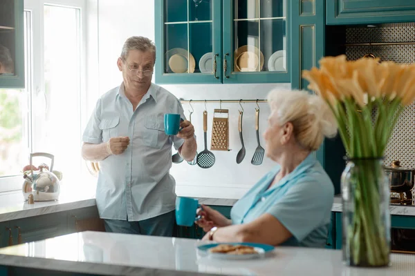 Viejos cónyuges bebiendo té — Foto de Stock