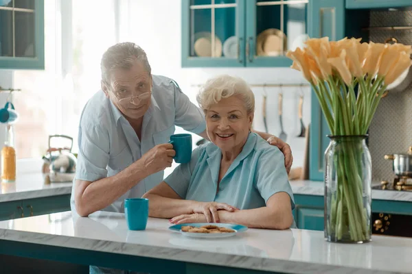 Grootouders aan de eettafel — Stockfoto