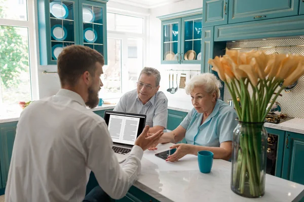 Vecchia coppia discutendo con il consulente — Foto Stock