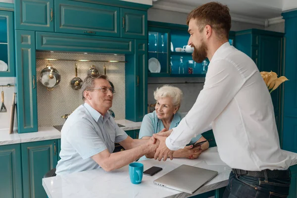 Rådgivare och klienter som skakar hand — Stockfoto