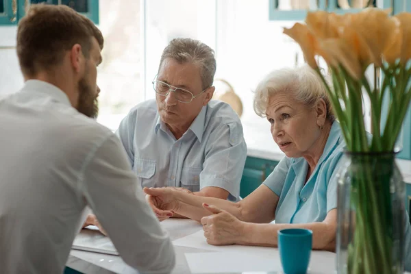 Elderly couple consults an agent — Stock Photo, Image
