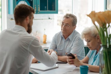 Bir danışman ile konuşan adam