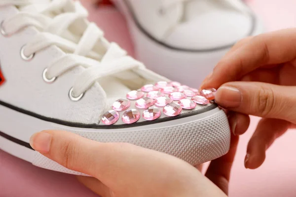 Lány cipők strassz alkalmazása — Stock Fotó