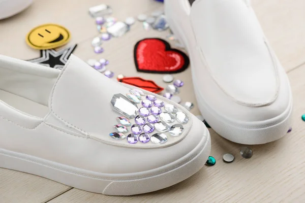 Strasszokkal díszített fehér cipő — Stock Fotó