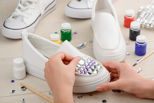 Artisanat mettre des strass sur les chaussures — Photo