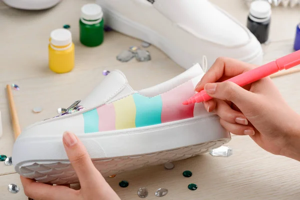 Meisje schilderen van witte slip-on schoenen — Stockfoto